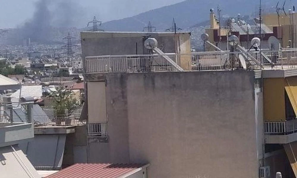 Φωτιά ξέσπασε σε εγκαταλελειμμένο κτήριο στην οδό Ευελπίδων